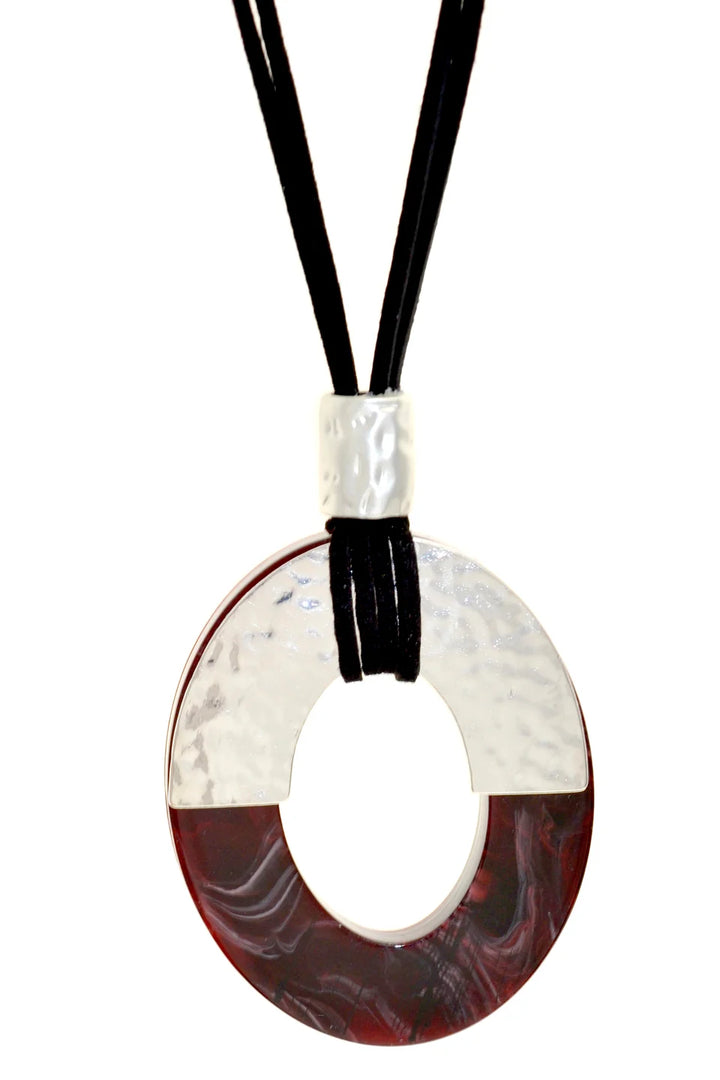 Collier long avec pendentif - En résine