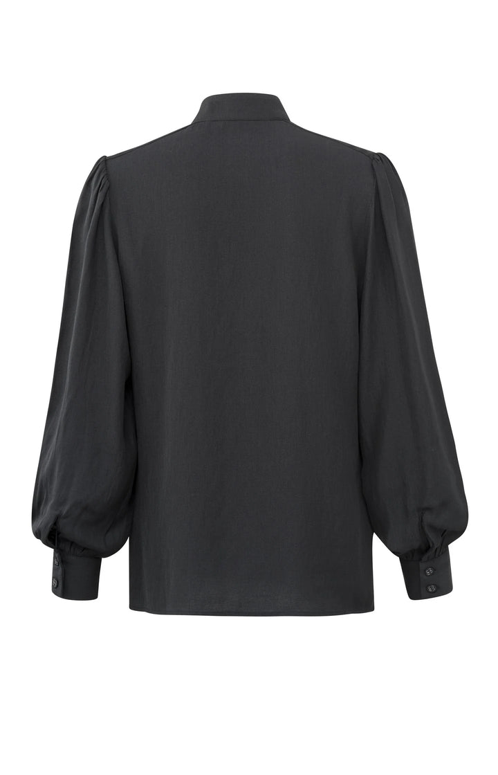 Blouse à col montant et fermeture décentrée