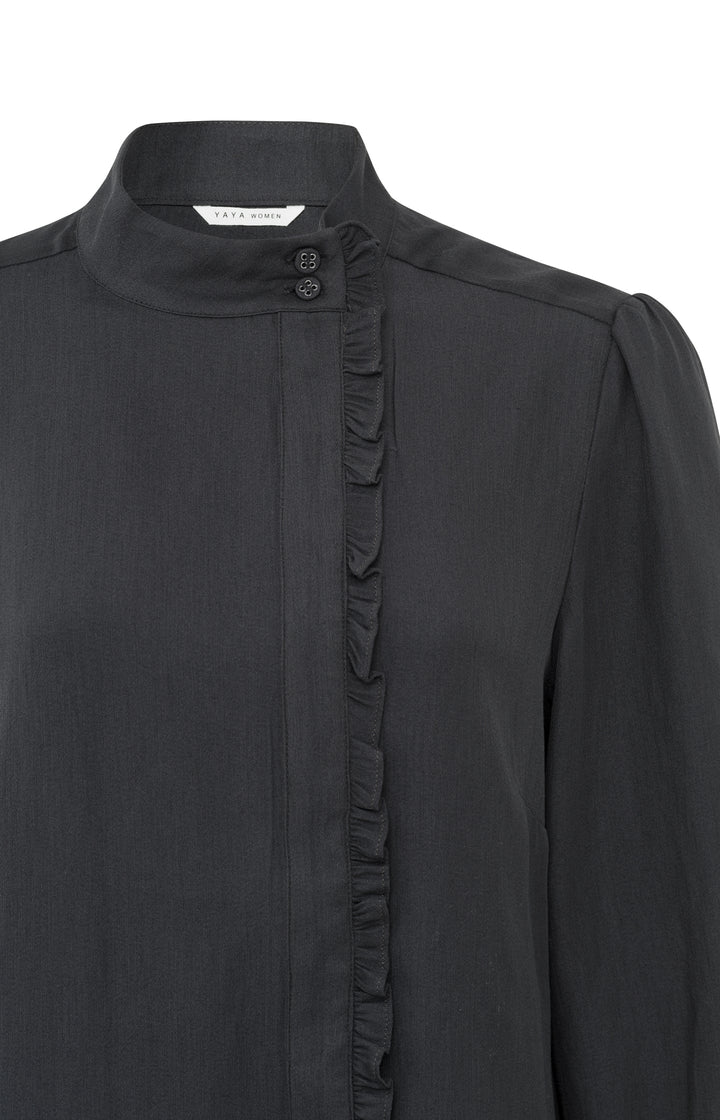 Blouse à col montant et fermeture décentrée