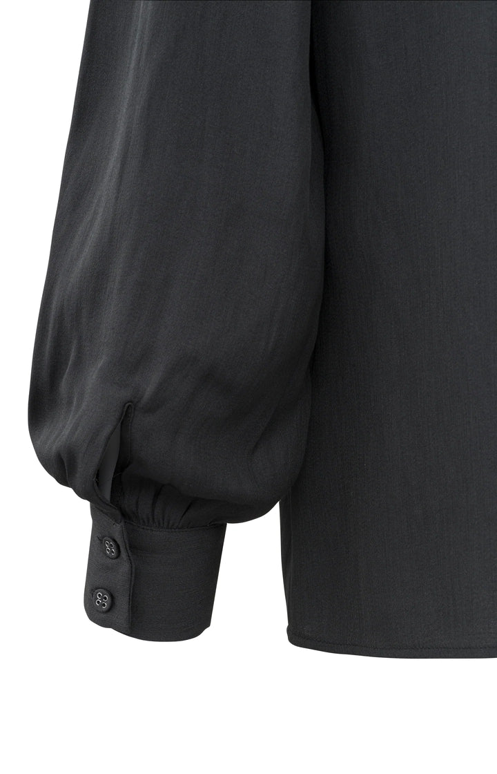 Blouse à col montant et fermeture décentrée