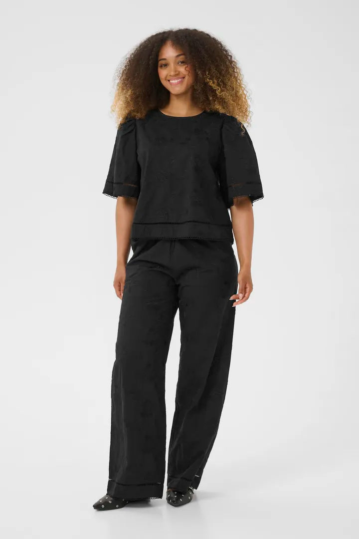 Blouse à motif floral brodé, dans un jeu de ton sur ton Anais