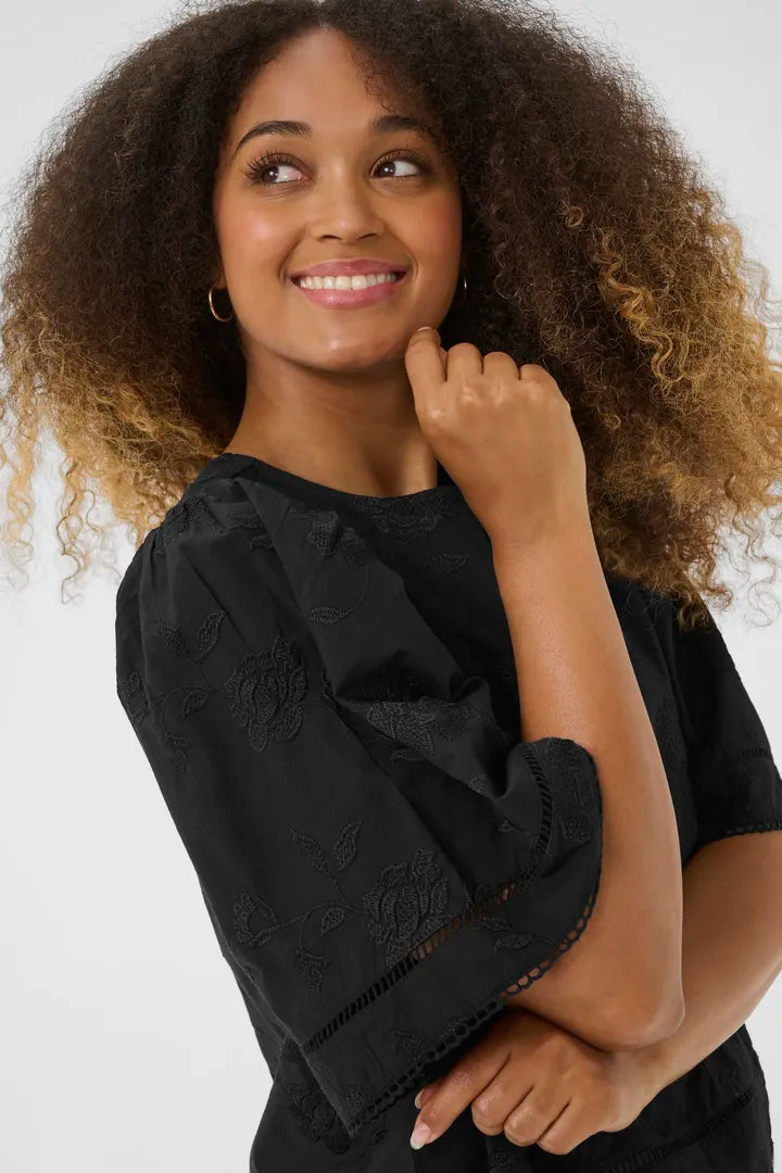 Blouse à motif floral brodé, dans un jeu de ton sur ton Anais