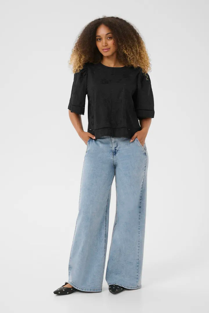 Blouse à motif floral brodé, dans un jeu de ton sur ton Anais