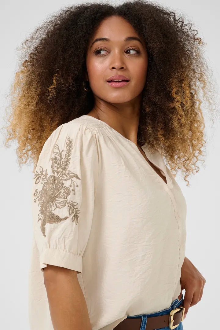 Blouse avec bouquet de fleurs brodé aux épaules June