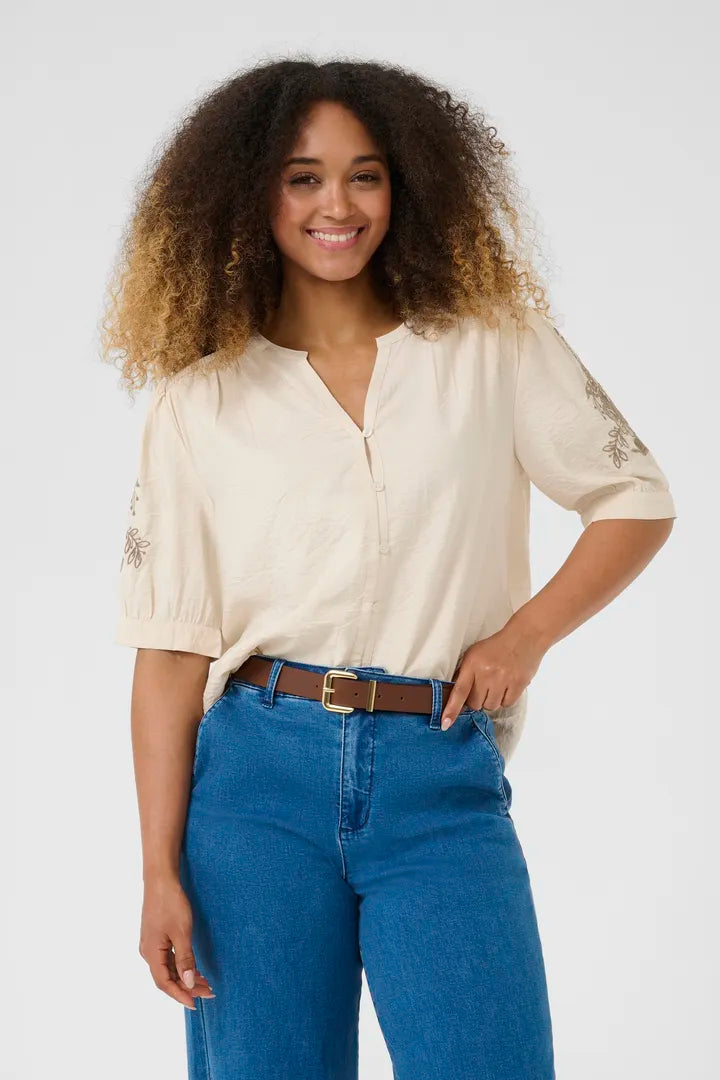 Blouse avec bouquet de fleurs brodé aux épaules June