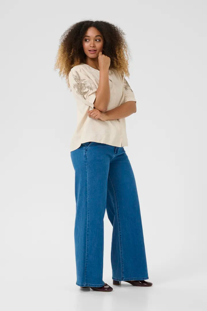 Blouse avec bouquet de fleurs brodé aux épaules June