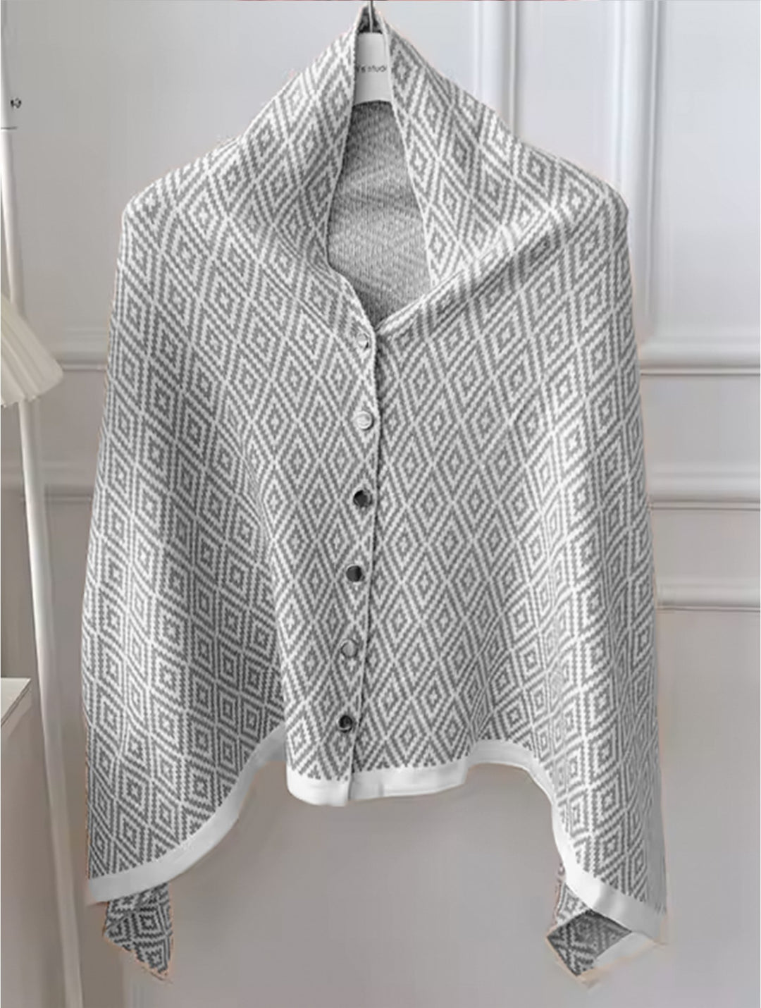 Châle à boutons motif losanges