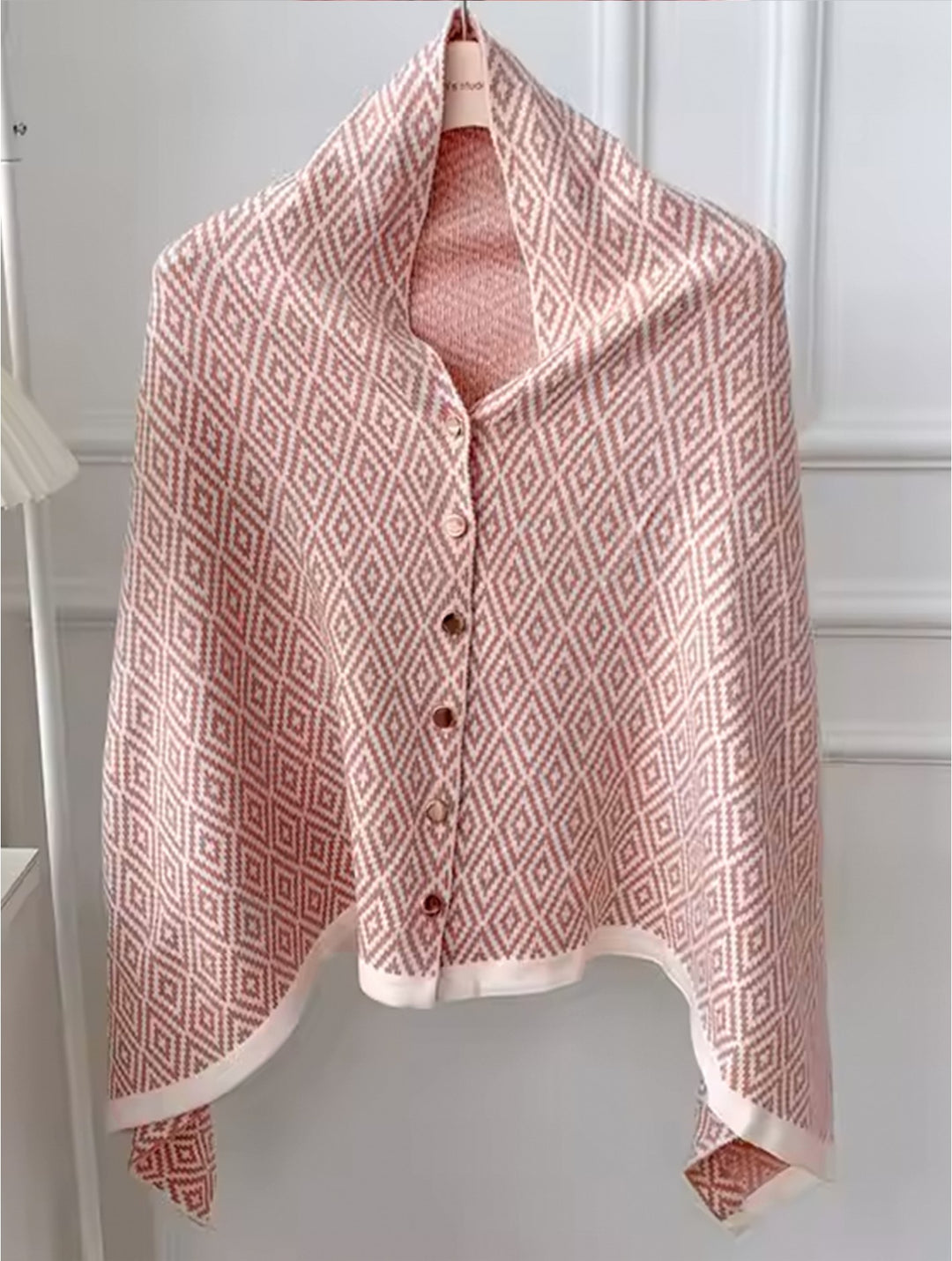 Châle à boutons motif losanges