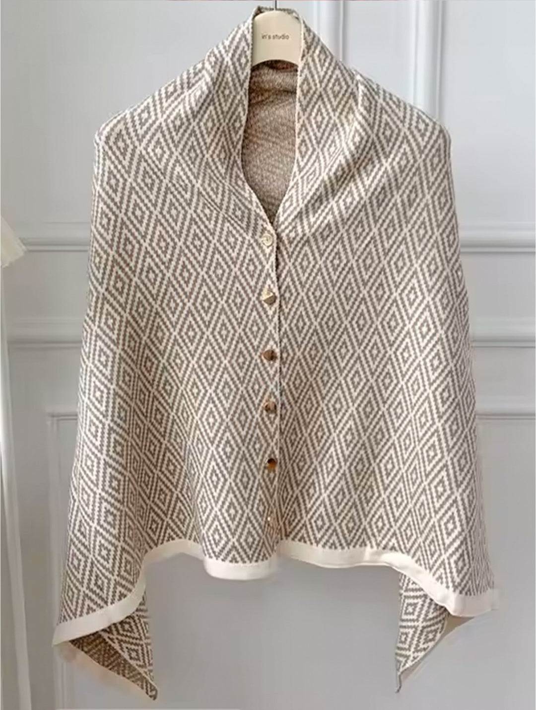 Châle à boutons motif losanges