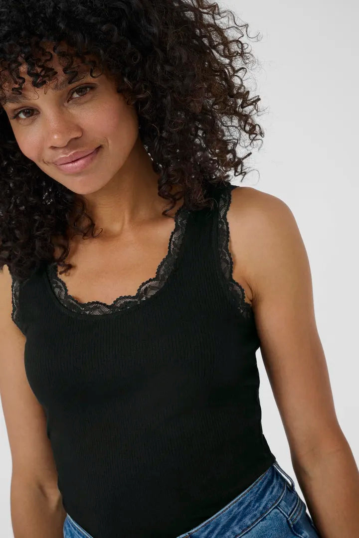 Camisole à finitions en dentelle sur le haut Omi