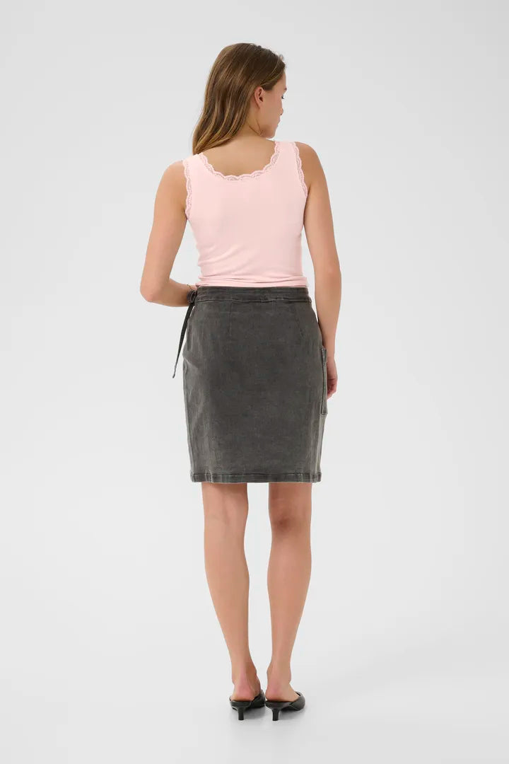 Camisole à finitions en dentelle sur le haut Omi