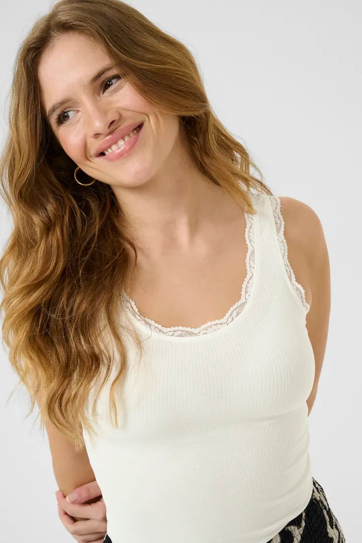 Camisole à finitions en dentelle sur le haut Omi