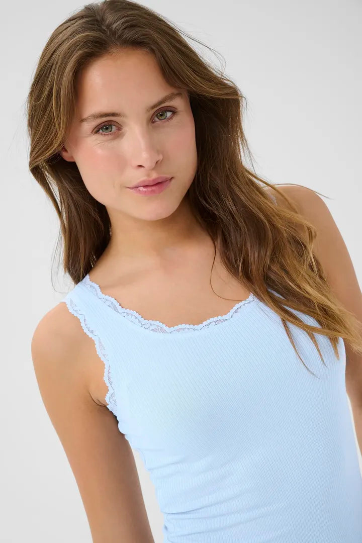 Camisole à finitions en dentelle sur le haut Omi