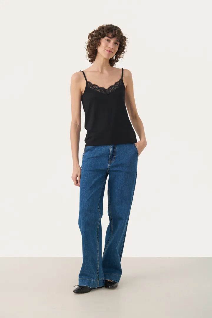 Camisole satinée ornée d’une fine dentelle Nataliene