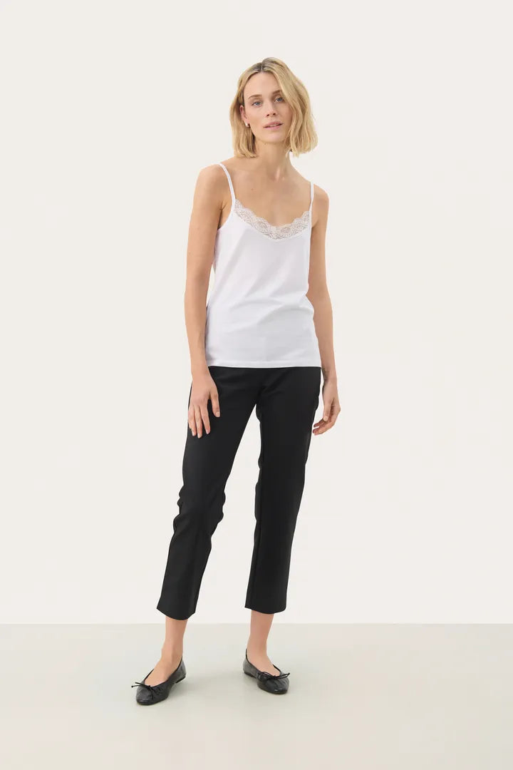 Camisole satinée ornée d’une fine dentelle Nataliene