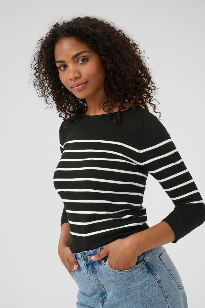 Chandail à col bateau, qui dévoile subtilement la ligne des épaules Lizza