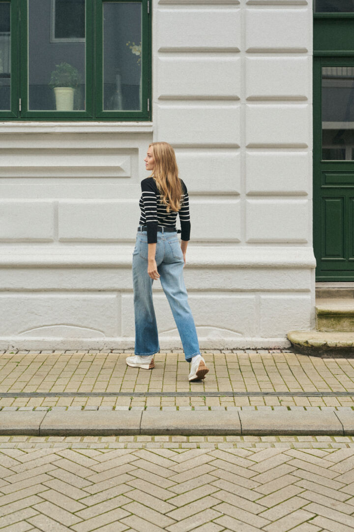 Chandail à col bateau, qui dévoile subtilement la ligne des épaules Lizza