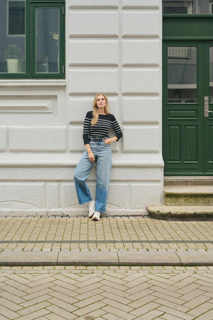 Chandail à col bateau, qui dévoile subtilement la ligne des épaules Lizza
