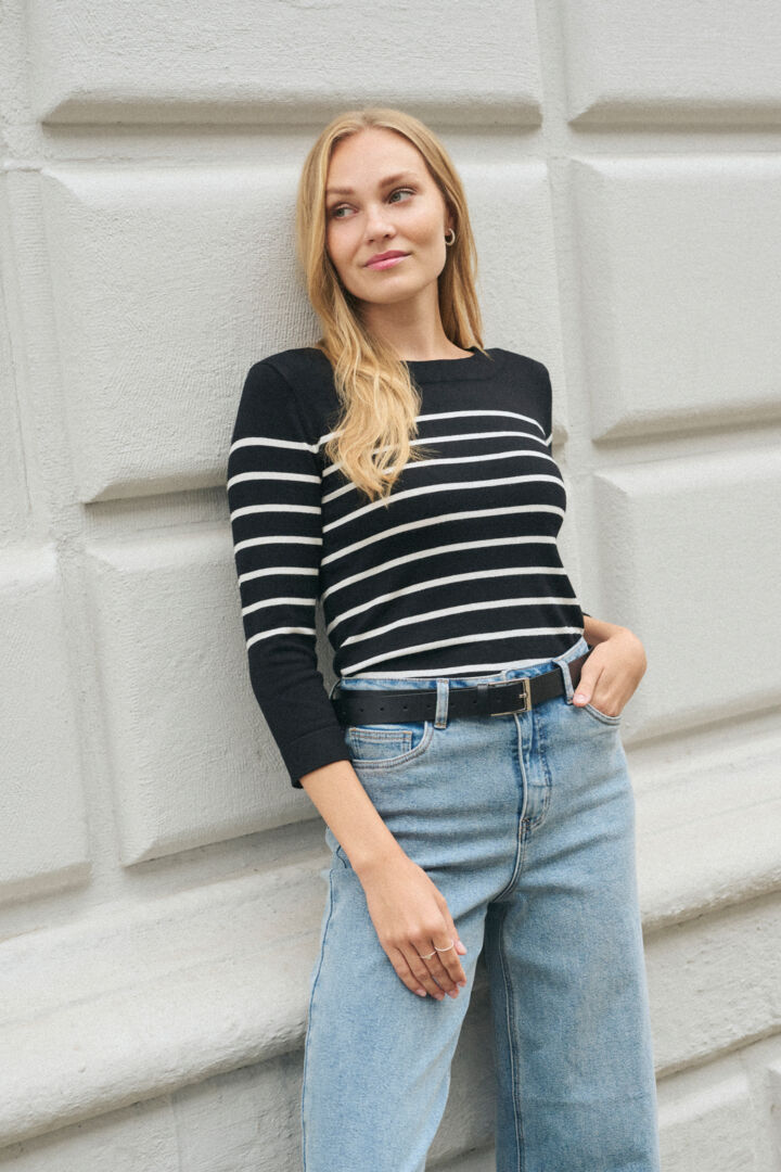 Chandail à col bateau, qui dévoile subtilement la ligne des épaules Lizza