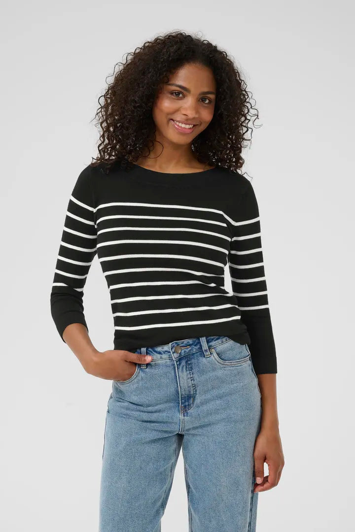 Chandail à col bateau, qui dévoile subtilement la ligne des épaules Lizza