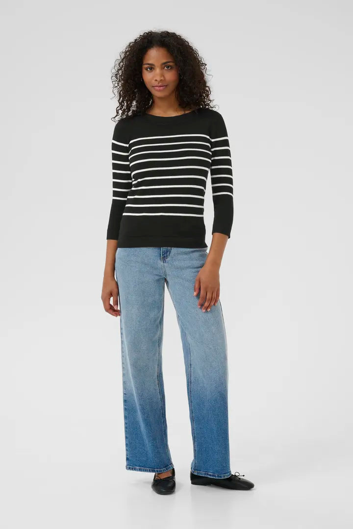 Chandail à col bateau, qui dévoile subtilement la ligne des épaules Lizza