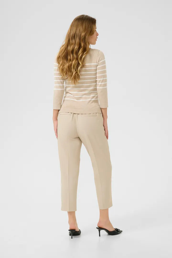 Chandail à col bateau, qui dévoile subtilement la ligne des épaules Lizza