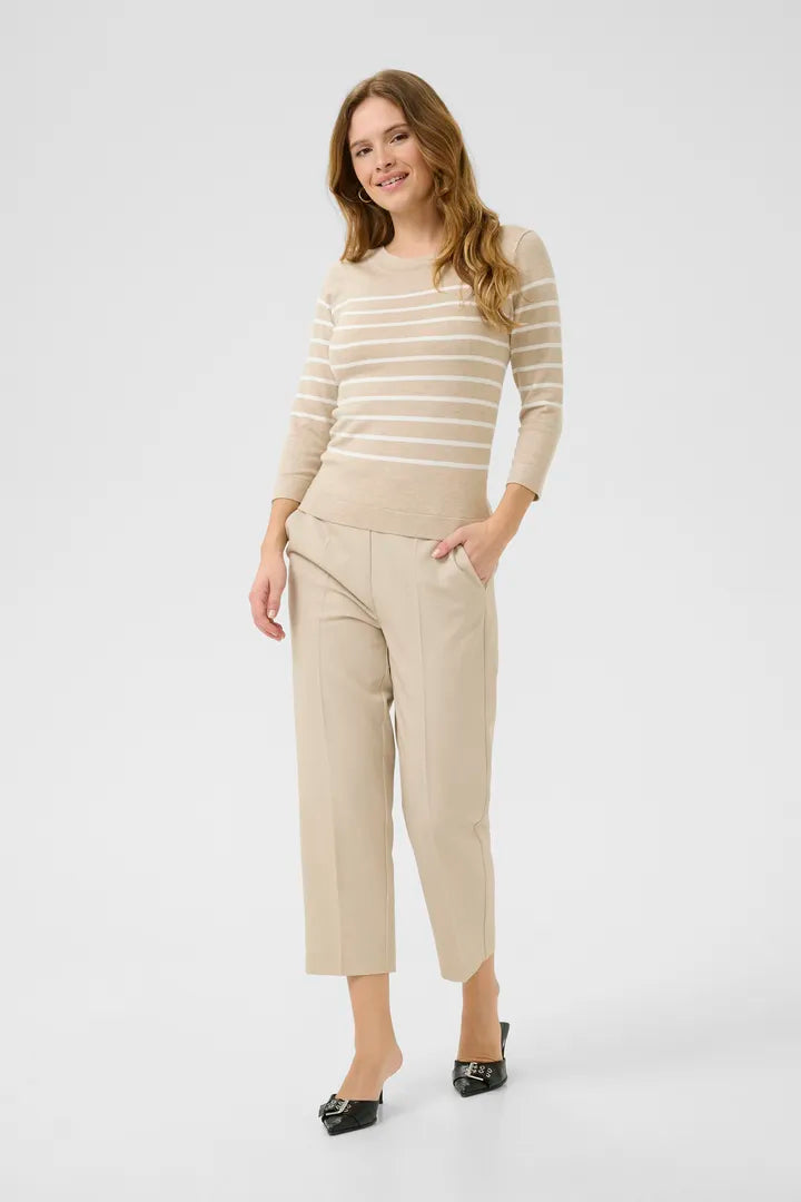 Chandail à col bateau, qui dévoile subtilement la ligne des épaules Lizza