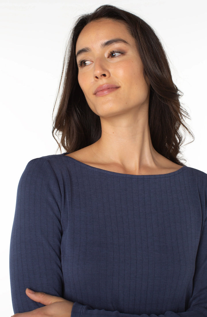 Chandail bleu marine au ton adouci