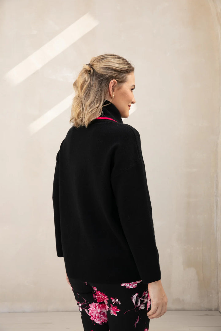 Col roulé avec accents colorés