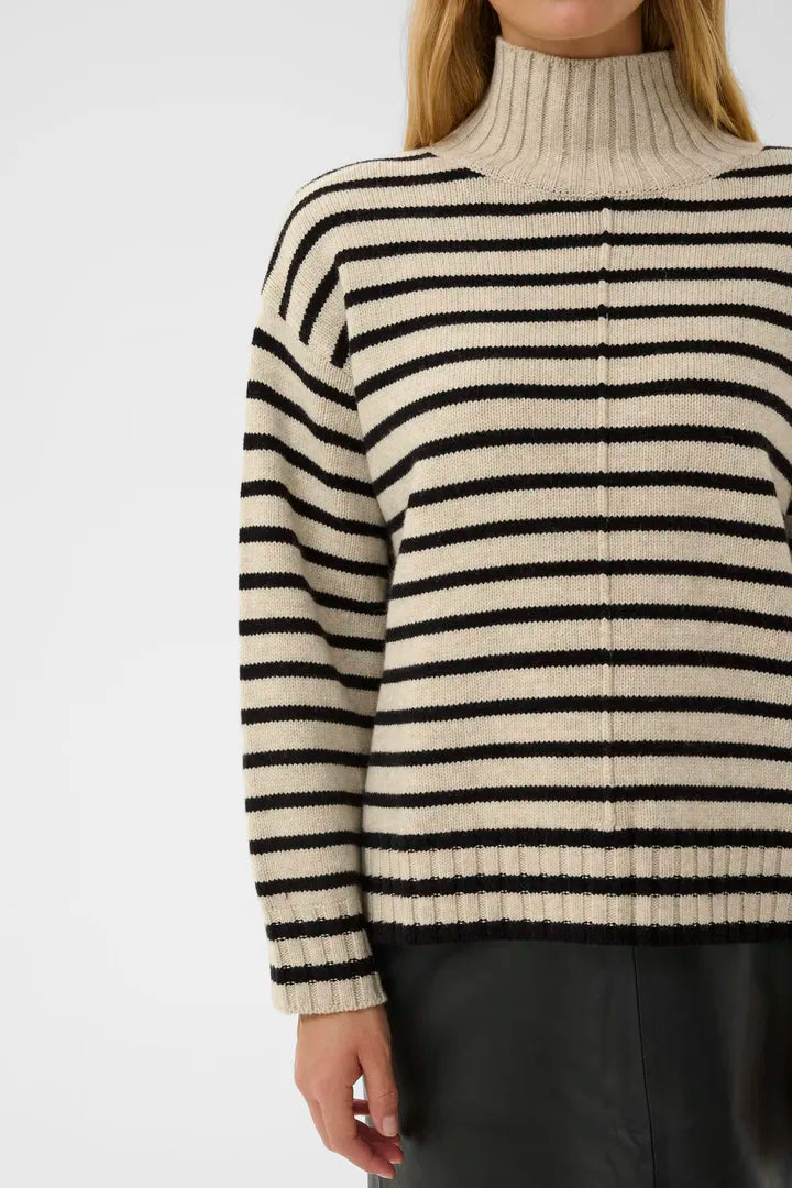 Col roulé classique revisité avec des rayures modernes Lilye