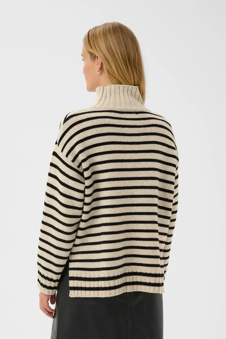 Col roulé classique revisité avec des rayures modernes Lilye