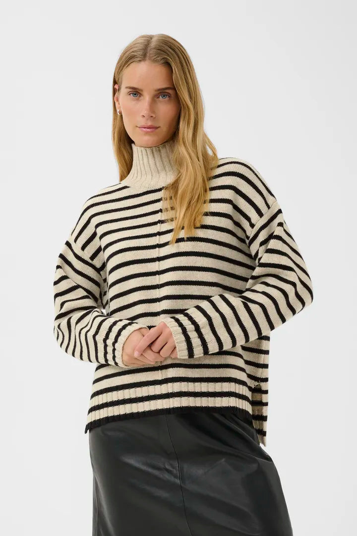 Col roulé classique revisité avec des rayures modernes Lilye