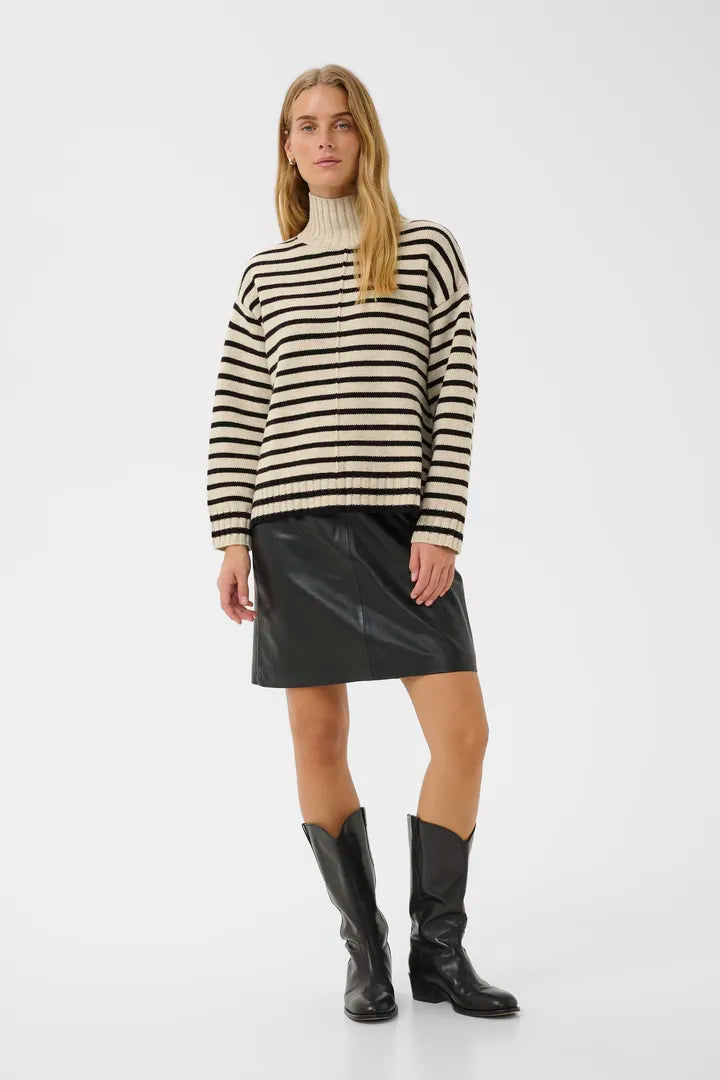 Col roulé classique revisité avec des rayures modernes Lilye