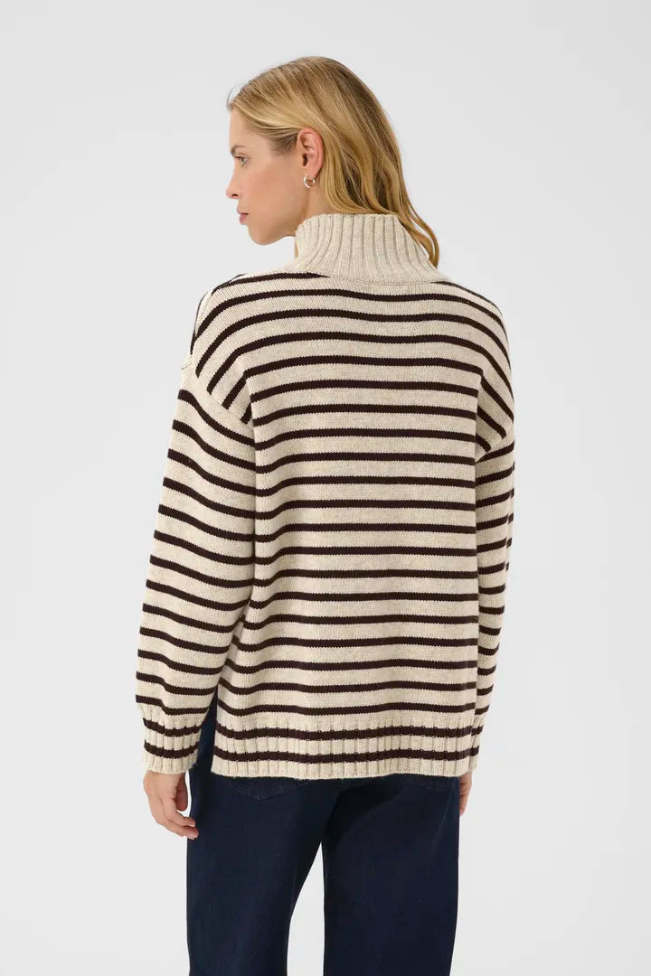Col roulé classique revisité avec des rayures modernes Lilye