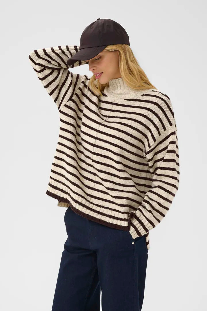 Col roulé classique revisité avec des rayures modernes Lilye