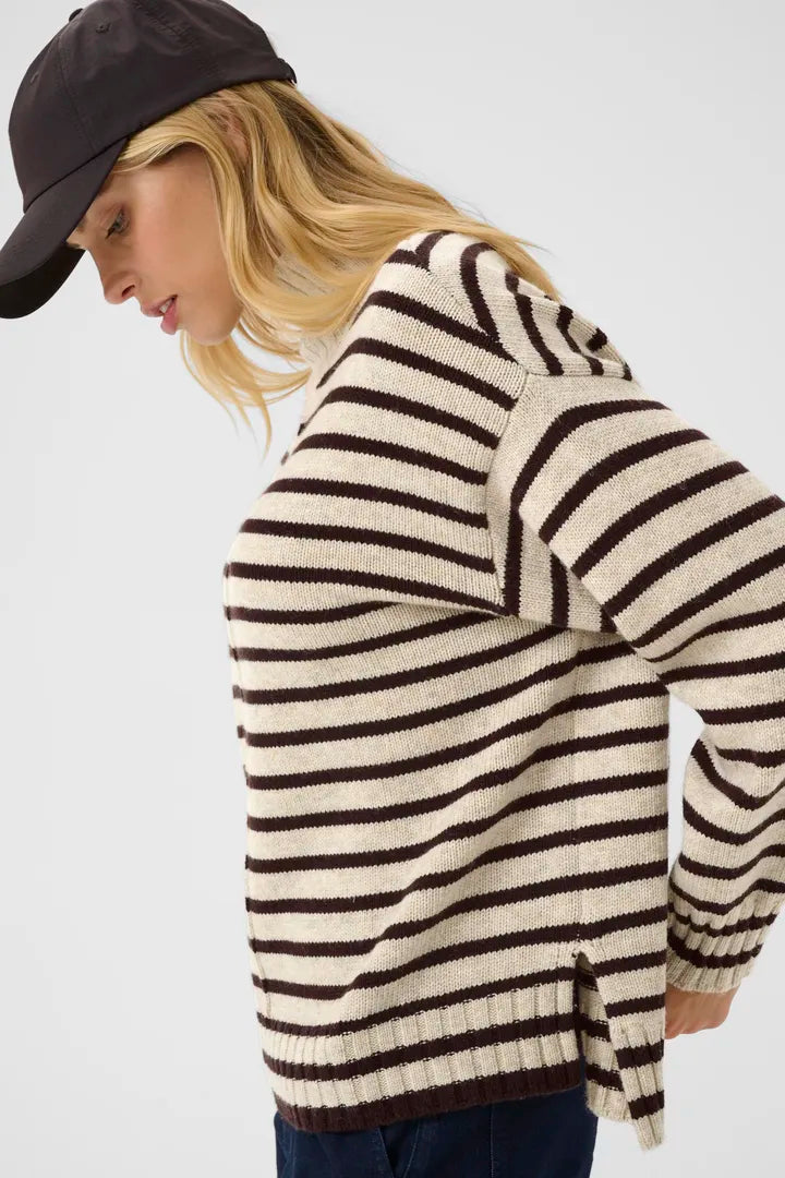 Col roulé classique revisité avec des rayures modernes Lilye