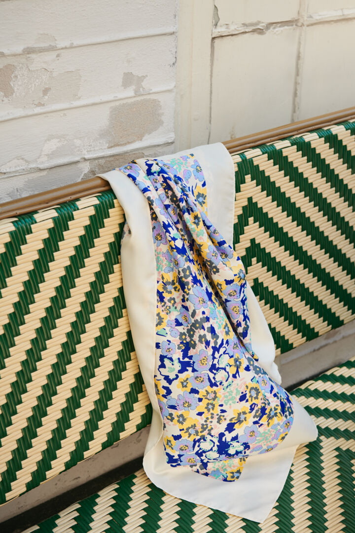 Foulard à texture soyeuse avec motifs de minis fleurs
