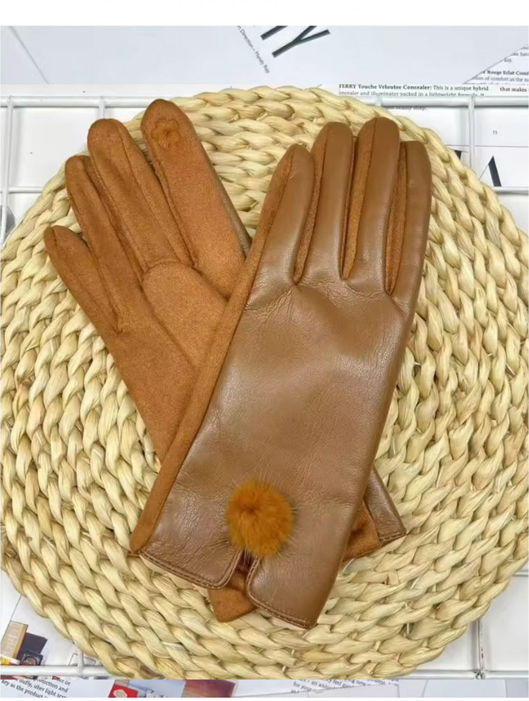 Gants tactiles en faux cuir avec pompon - Accessoire tendance et fonctionnel