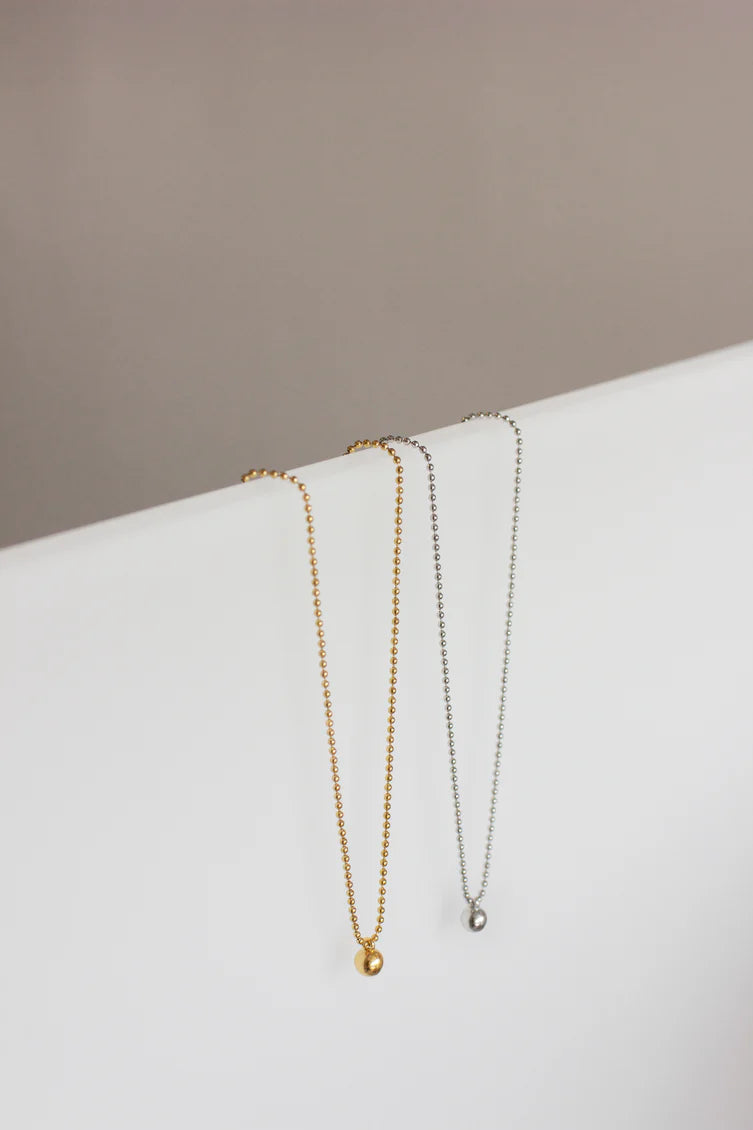 Collier à pendentif bille dorée Bola - En acier inoxydable fini or 18K
