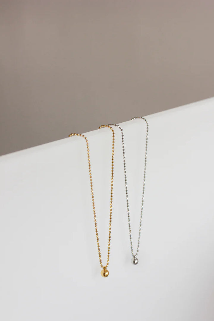 Collier à pendentif bille dorée Bola - En acier inoxydable fini or 18K