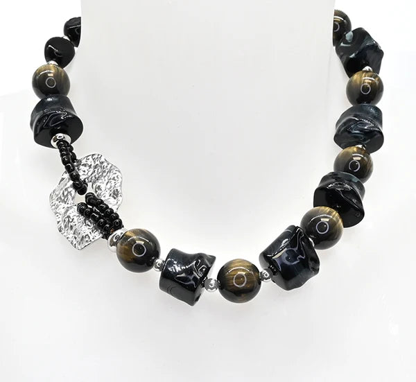 Collier de perles translucides - Breloque argentée texturée