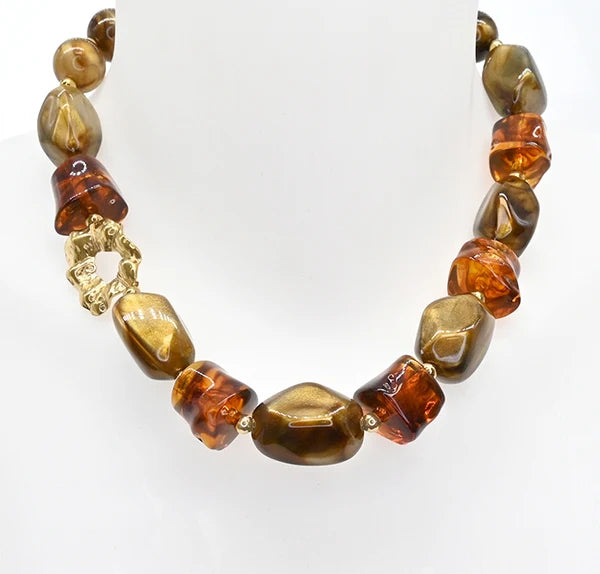 Collier de perles translucides et breloque dorée texturée - Sautoir court teintes ambrées