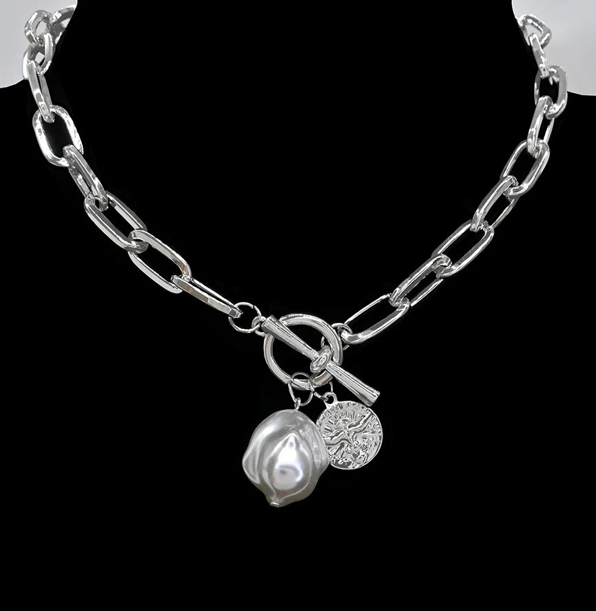 Collier chaîne argentée avec perle d'eau douce et médaillon - À maillons et fermoir T