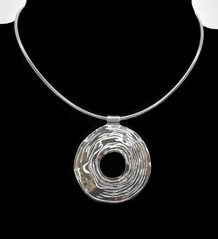 Collier rigide avec grand pendentif texturé - Argentée et fermoir magnétique