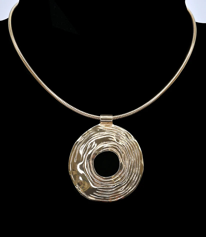 Collier rigide avec grand pendentif texturé - Ras de cou et fermoir magnétique