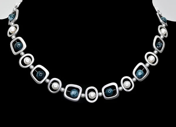 Collier en métal argenté et pierres semi-précieuses - À perles bleues et nacrées