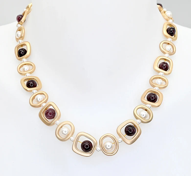 Collier en métal doré et pierres semi-précieuses - À perles grenat et perles nacrées