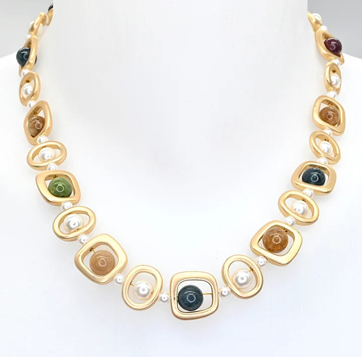 Collier en métal doré et pierres semi-précieuses - À perles multicolores et nacrées