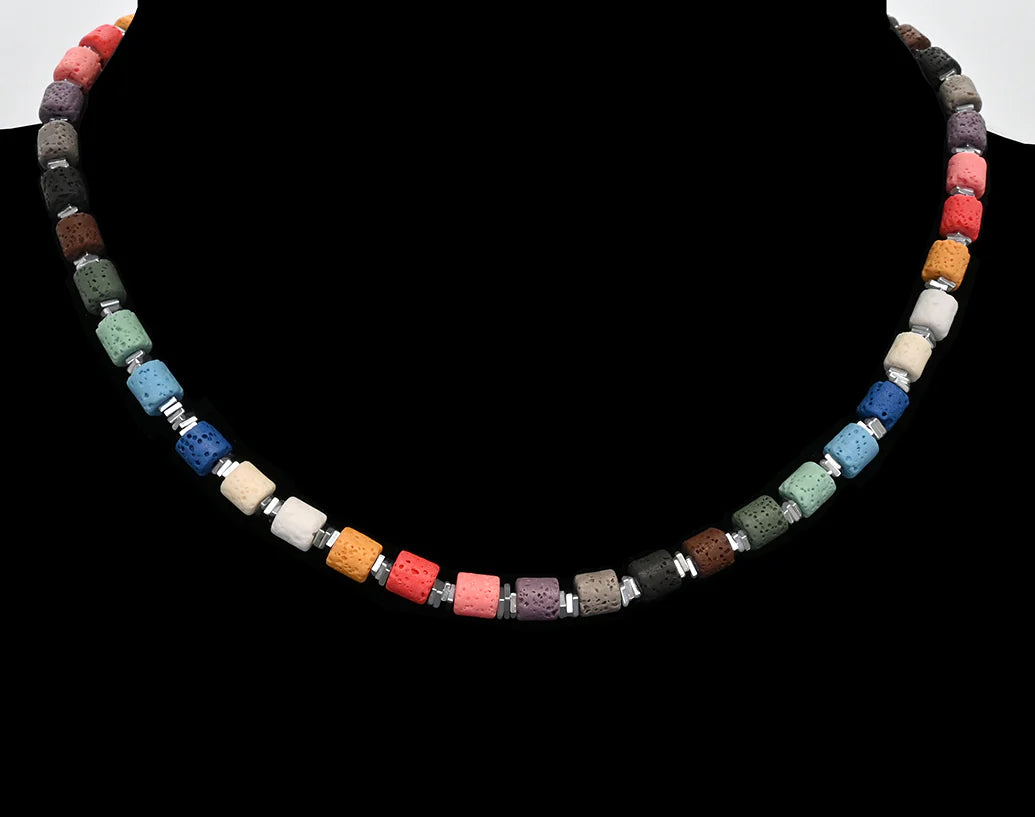Collier court cylindres de lave et hématite
