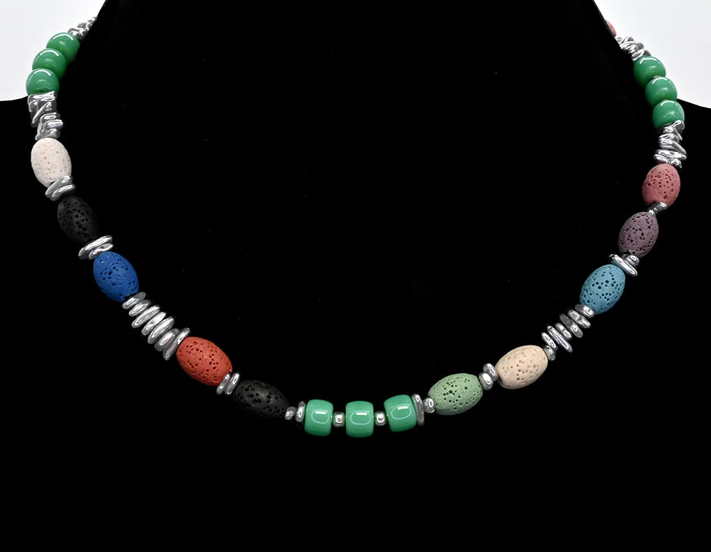 Collier court perles de lave et accents argentés